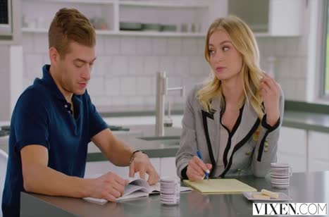 Блондиночка Natalia Starr умеет возбудить минетом