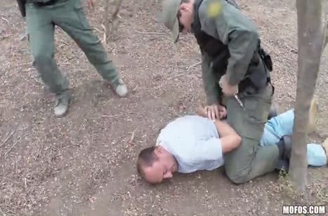 Приковал нелегалку к кузову машины и жестко отодрал