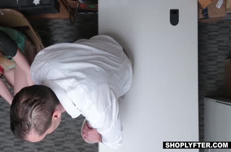 Джоселин Келли была оттрахана в подсобке за провинность