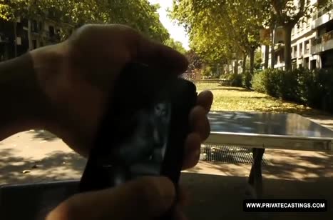 Блондинка в откровенной маечке светит сиськами