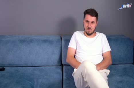 Женушка в спортивном топе заигрывает с робким мужем